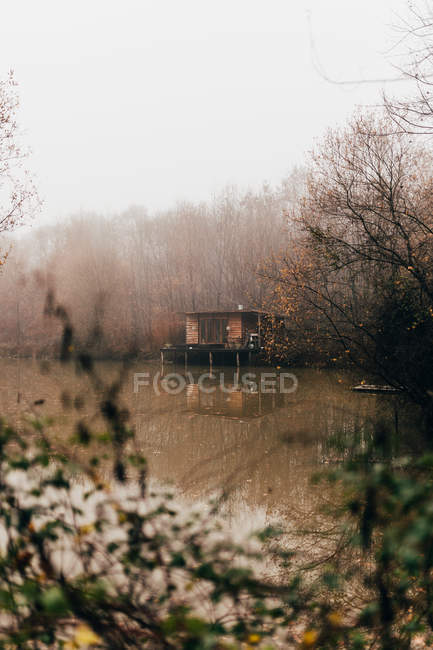 Casa de madera en el río - foto de stock