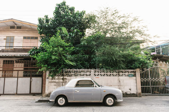 Невеликий автомобіль припаркований на вулиці — стокове фото