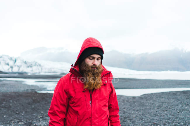 Hombre barbudo caminando en las montañas - foto de stock