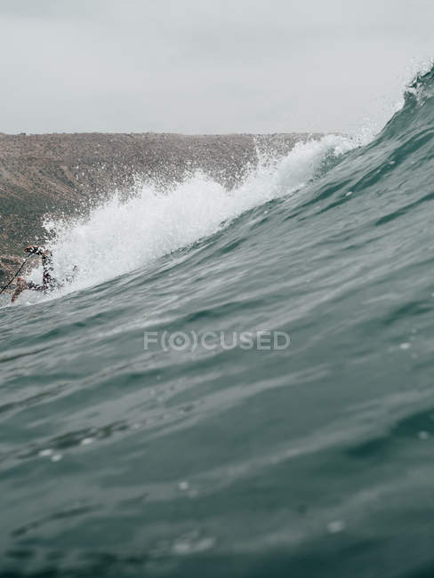 Серфер, падающий на волну — стоковое фото