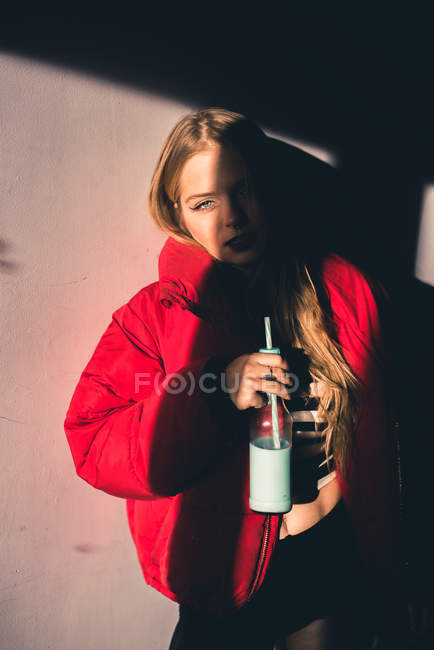 Femme tenant bouteille — Photo de stock
