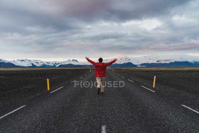 Uomo a piedi lungo la strada pittoresca — Foto stock