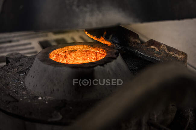 Vista da colheita do forno de ferreiro com um incêndio em chamas na fábrica de fundição de metal — Fotografia de Stock