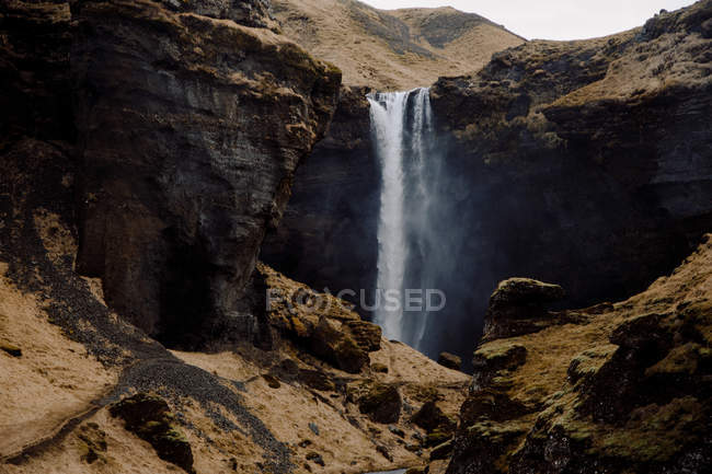 Водоспад, що тече у скелях — стокове фото