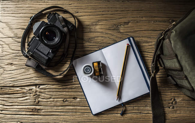Analogkamera auf Holztisch — Stockfoto