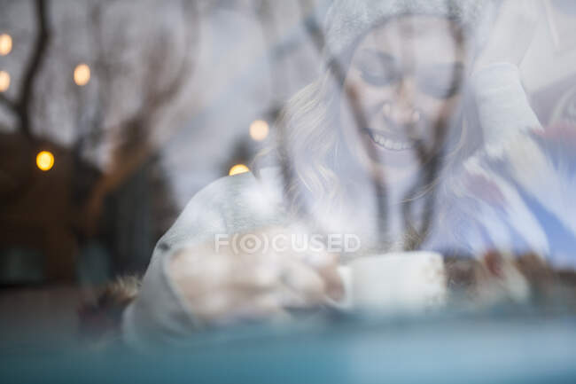 Femme riante avec café — Photo de stock