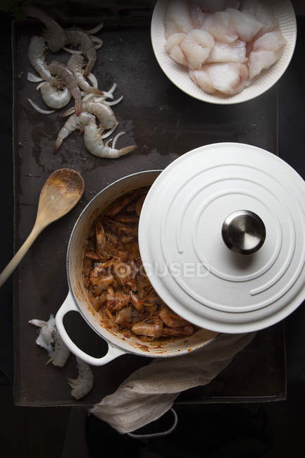 Горщик смачно приготованої страви з морепродуктів на столі — стокове фото