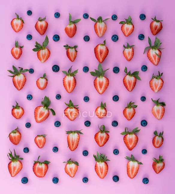 Halves of strawberries and blueberries — Stock Photo