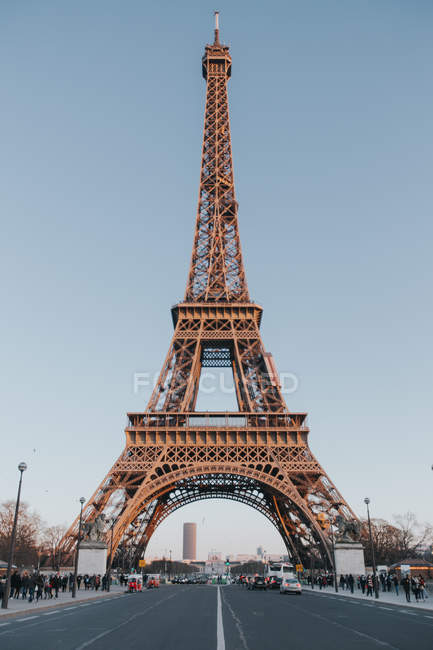 Route menant à la tour Eiffel et touristes en arrière-plan, Paris, France — Photo de stock