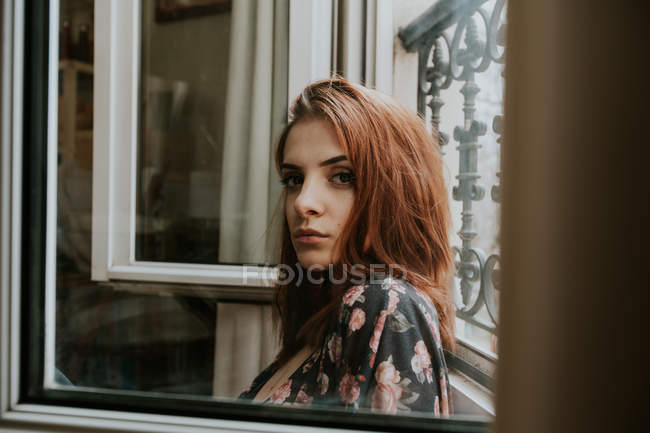 Жінки стоять біля вікна — стокове фото
