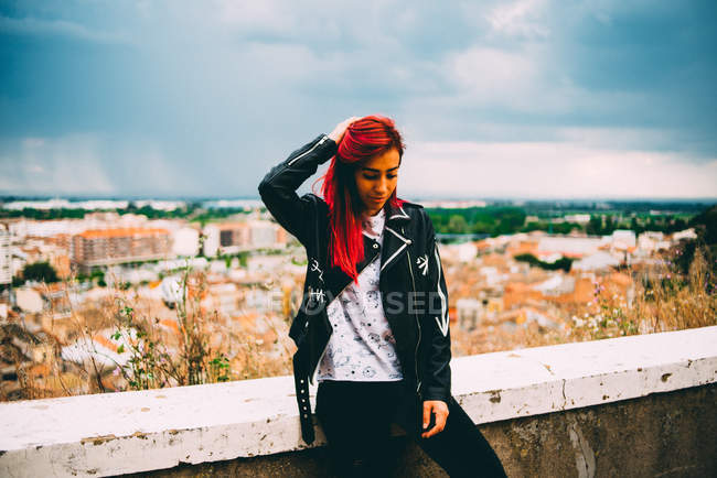 Millennial chica con el pelo teñido - foto de stock