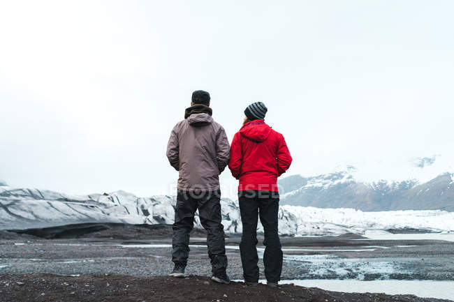Homens em pé na paisagem montanhosa — Fotografia de Stock
