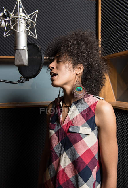 Frau singt im Studio — Stockfoto