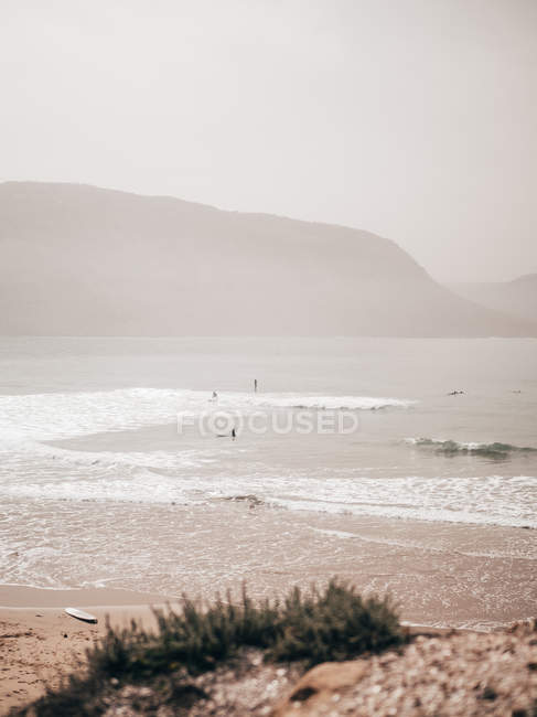 Pessoas Surfando no oceano — Fotografia de Stock