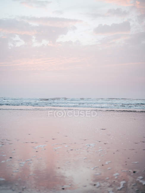 Océano ondulado y surf - foto de stock