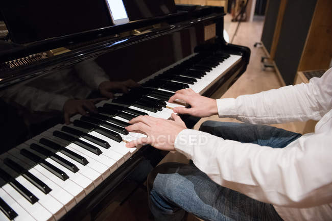 Людина грати на фортепіано — стокове фото