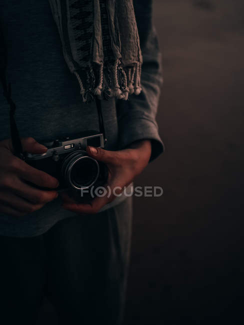 Mani che tengono macchina fotografica — Foto stock