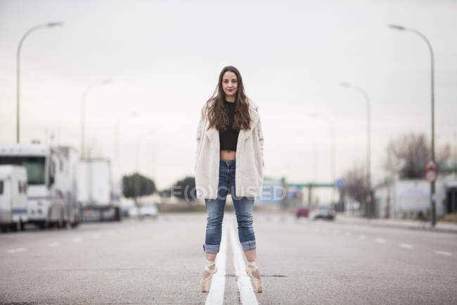 Bailarina de pie en consejos de ballet - foto de stock