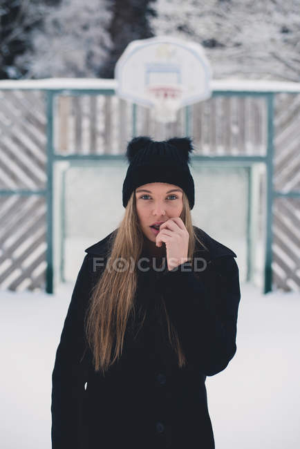 Mulher de pé no inverno — Fotografia de Stock