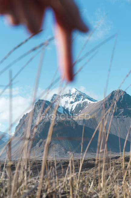 Doigt pointant vers la montagne enneigée — Photo de stock