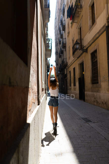 Funky giovane donna a piedi sulla strada — Foto stock