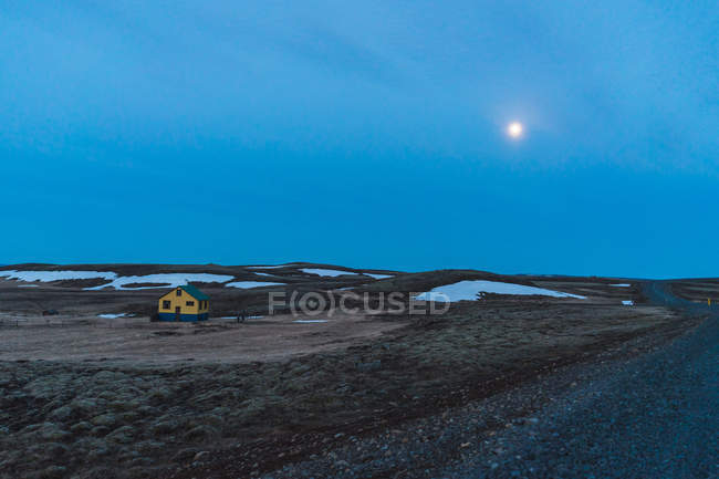 Kleine Hütte im verschneiten Feld — Stockfoto