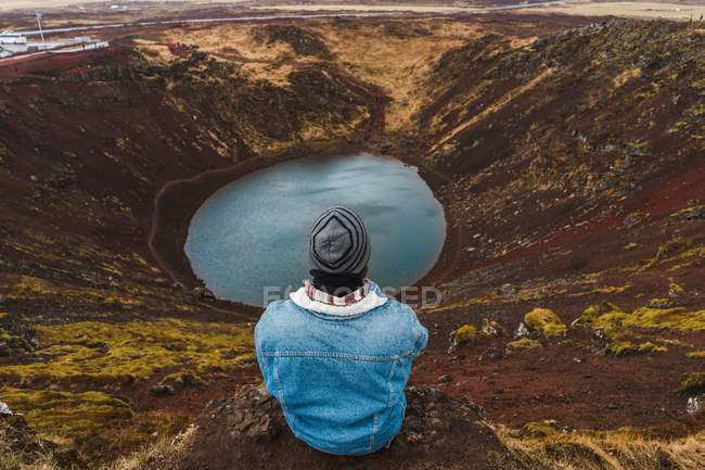Uomo guardando piccolo lago — Foto stock
