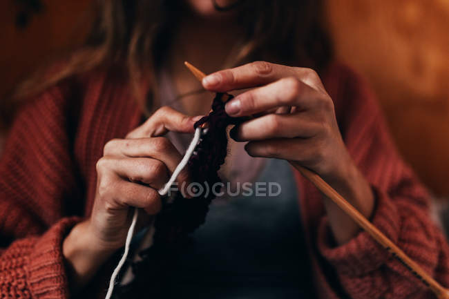 Frau strickt mit Wolle — Stockfoto