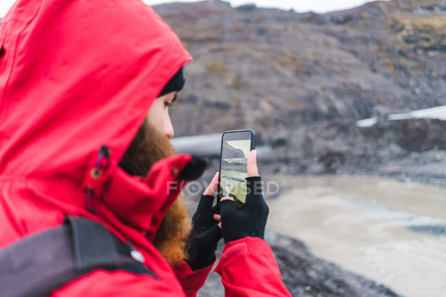 Homme utilisant un smartphone dans la nature — Photo de stock