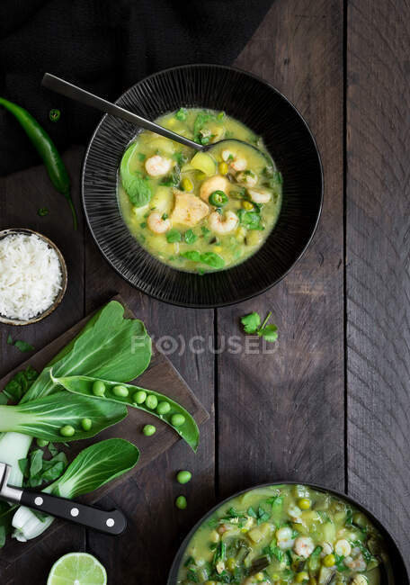 Thai green curry chicken bok choy from above — Stock Photo