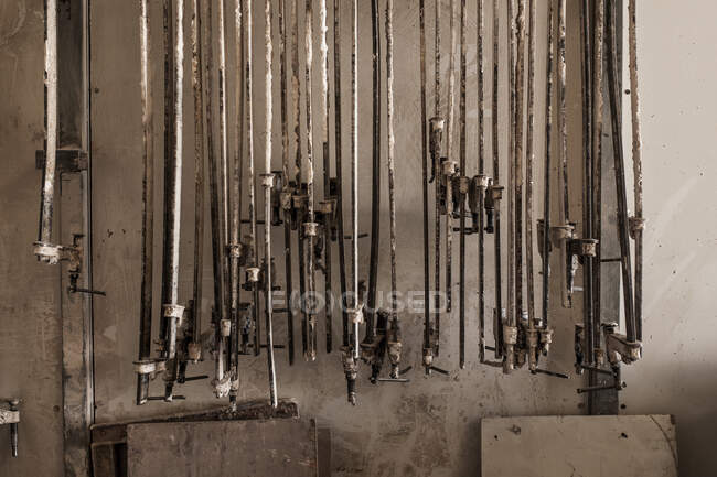 Vista de la cosecha de instrumentos de acero colgando en la fábrica de fundición - foto de stock