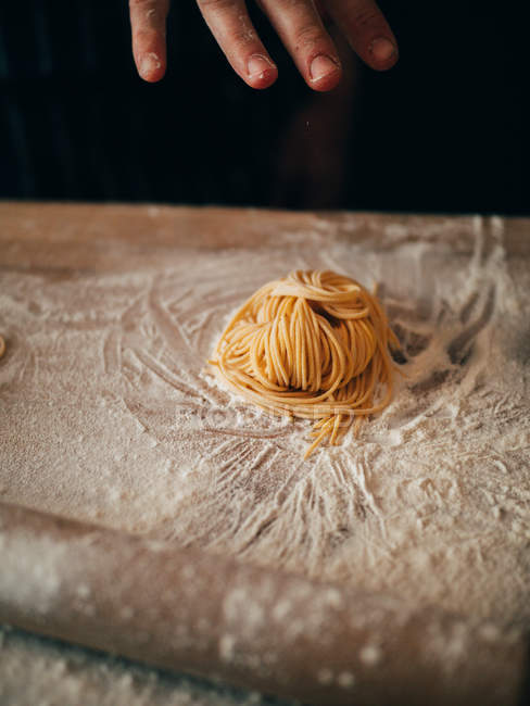 Esparguete em ângulo na mesa com farinha — Fotografia de Stock