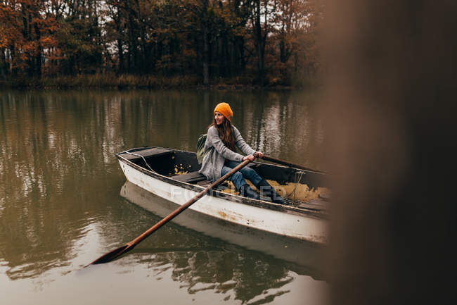 Женщина, плывущая на лодке по озеру — стоковое фото