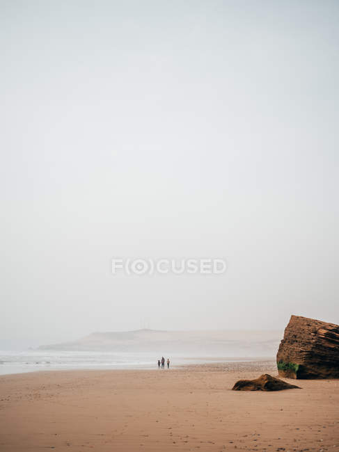 Travelers on calm coast — Stock Photo