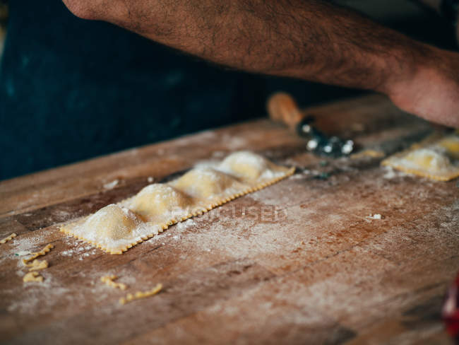 Ravioli crudi su tavola di legno — Foto stock