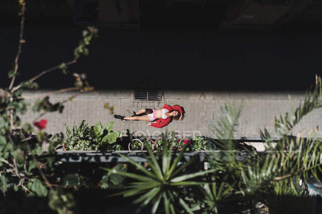 Woman lying on sidewalk — Stock Photo