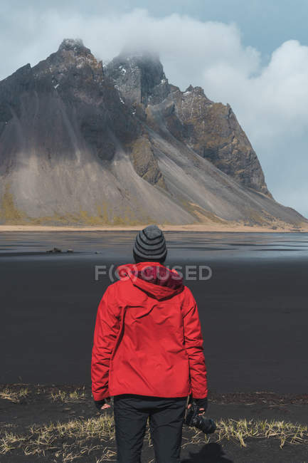 Mann bewundert schöne Aussicht auf Berge — Stockfoto