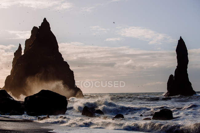 Costa panoramica con rocce — Foto stock
