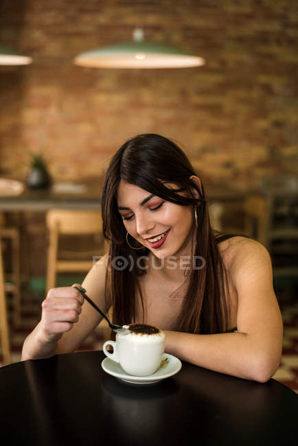 Frau sitzt mit Kaffee im Café — Stockfoto