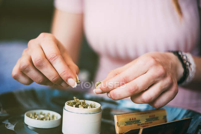 Mujer preparando marihuana conjunta - foto de stock