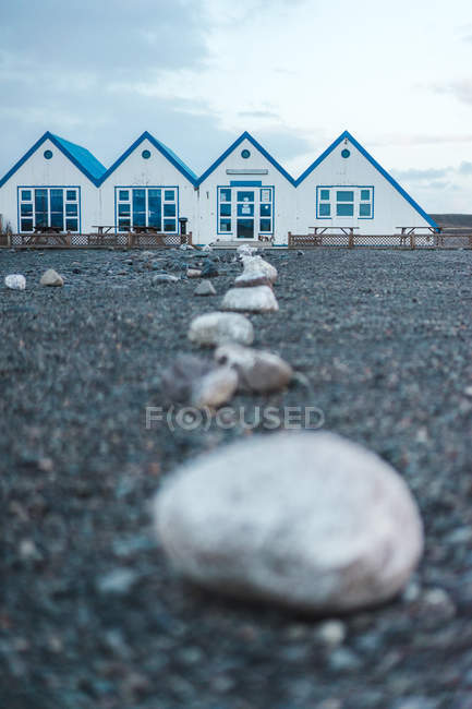Pequenas casas brancas no chão pedregoso — Fotografia de Stock
