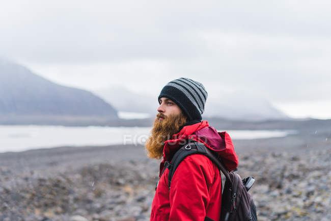 Hombre con ropa de abrigo en las montañas - foto de stock