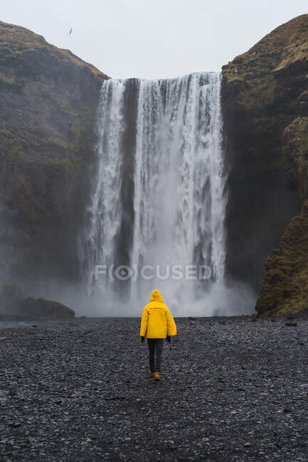 Rückseite des Menschen in der Nähe des Wasserfalls — Stockfoto