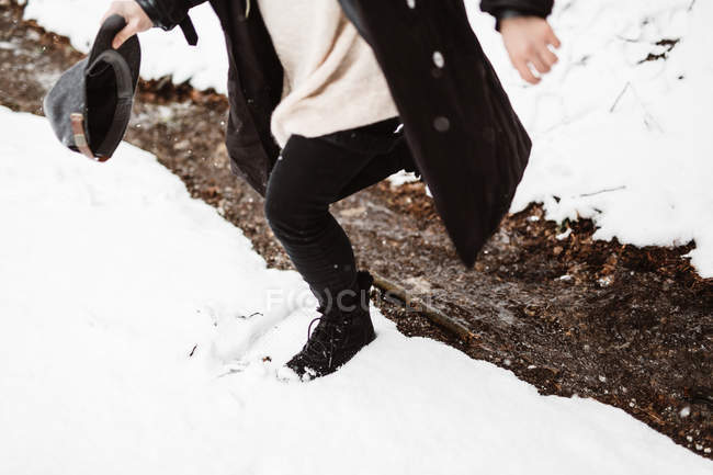 Mulher caminhando na floresta de inverno — Fotografia de Stock