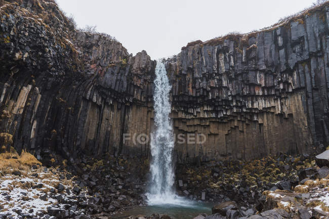 Cachoeira rochosa e riacho — Fotografia de Stock
