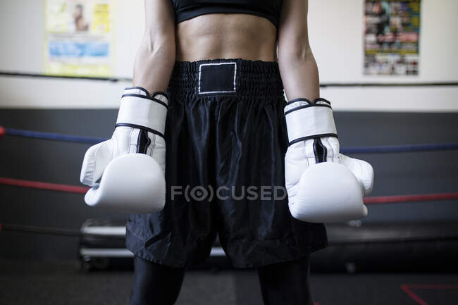 Mulher sem rosto no esporte desgaste ficar no ginásio com equipamento profissional — Fotografia de Stock