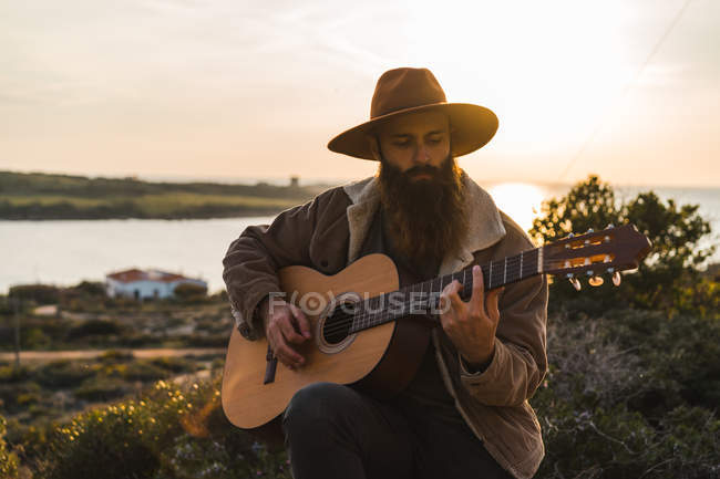 Homem tocando guitarra no rock — Fotografia de Stock