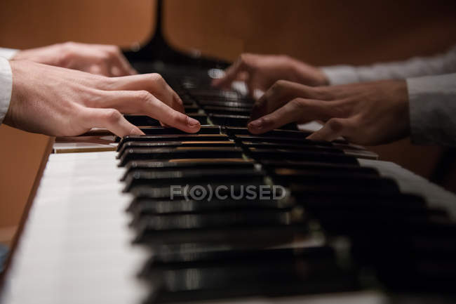 Музыкант играет на пианино — стоковое фото