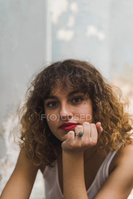 Donna riccia con labbra rosse — Foto stock