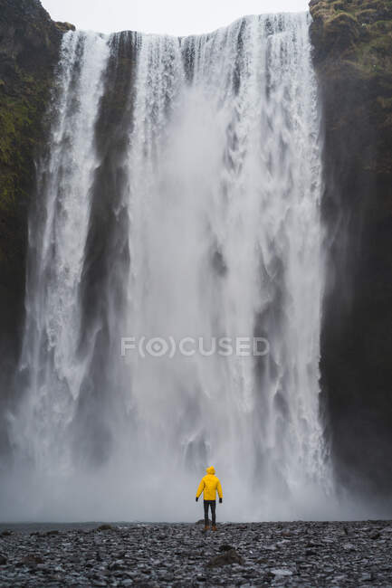 Rückseite des Menschen in der Nähe des Wasserfalls — Stockfoto